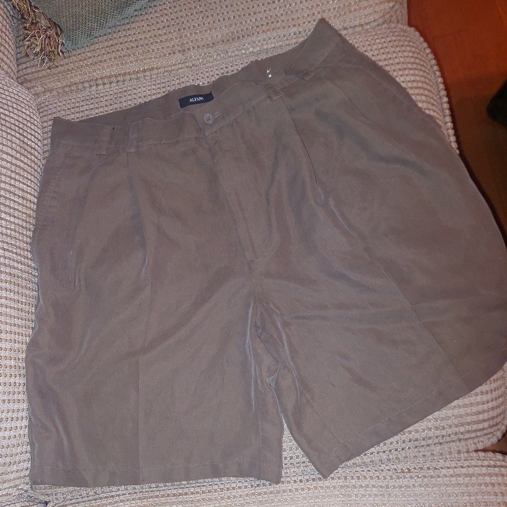 Alfani Men's Brown Shorts NWOT 70% Rayon,30% Polyester Waist 34" W, Inseam 7.5"L